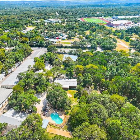 Wimberley Log Cabins Resort And Suites- The Oak Lodge Екстер'єр фото