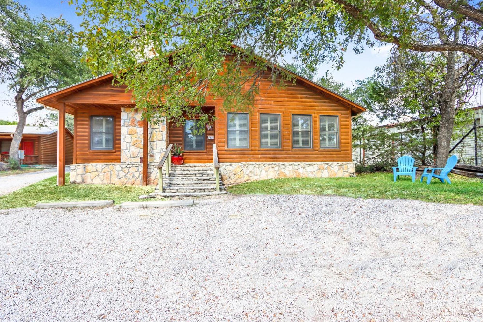 Wimberley Log Cabins Resort And Suites- The Oak Lodge Екстер'єр фото
