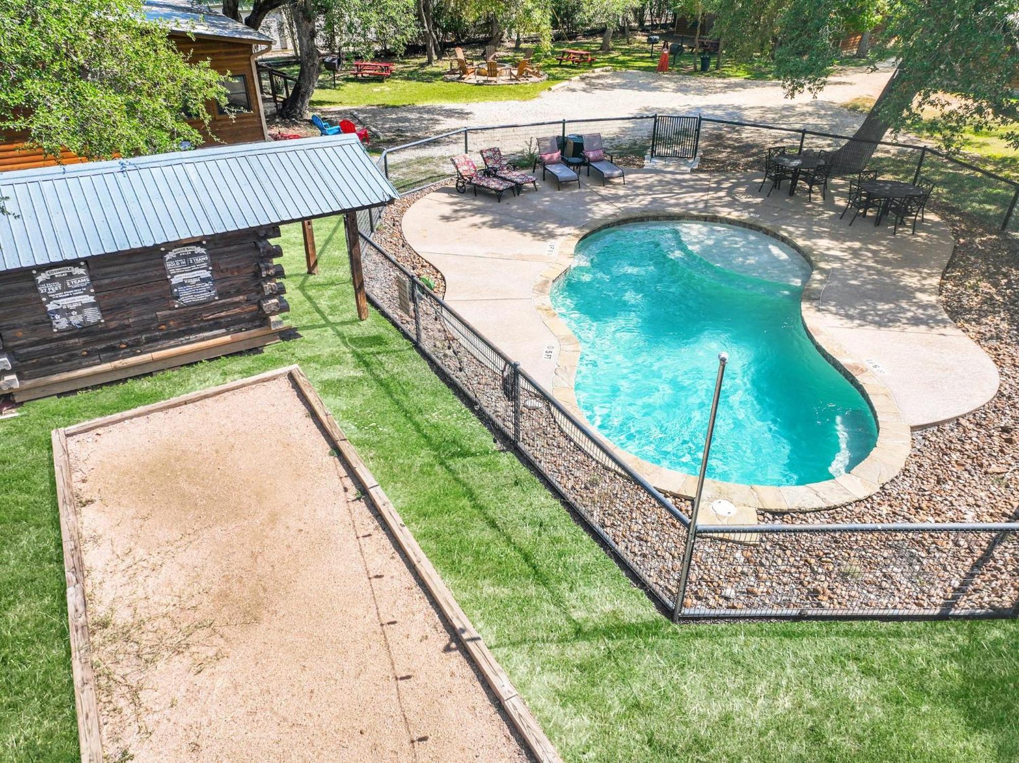 Wimberley Log Cabins Resort And Suites- The Oak Lodge Екстер'єр фото