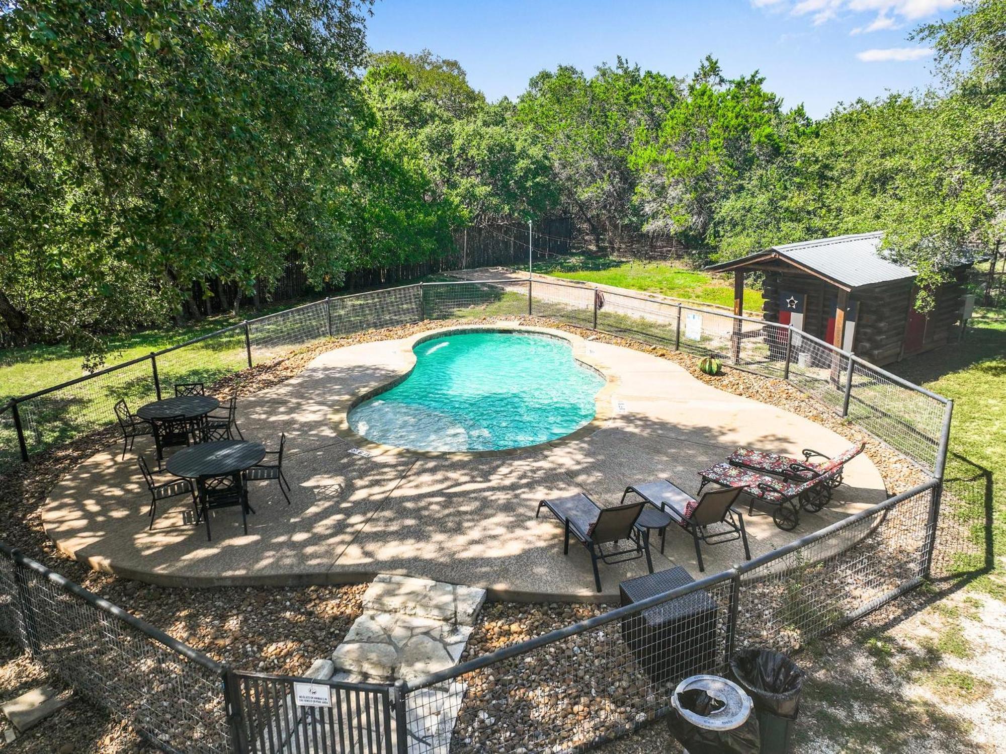 Wimberley Log Cabins Resort And Suites- The Oak Lodge Екстер'єр фото