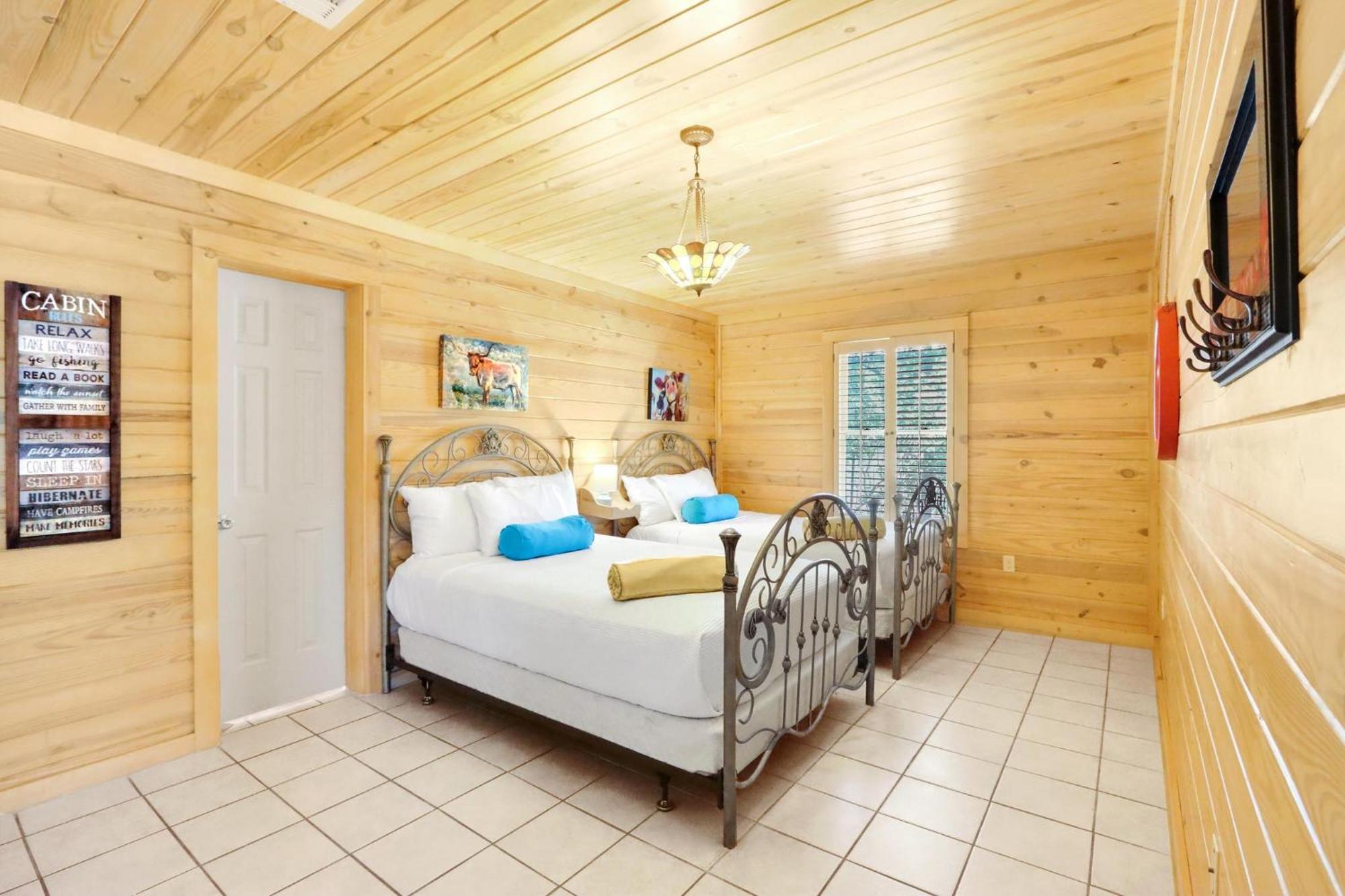 Wimberley Log Cabins Resort And Suites- The Oak Lodge Екстер'єр фото