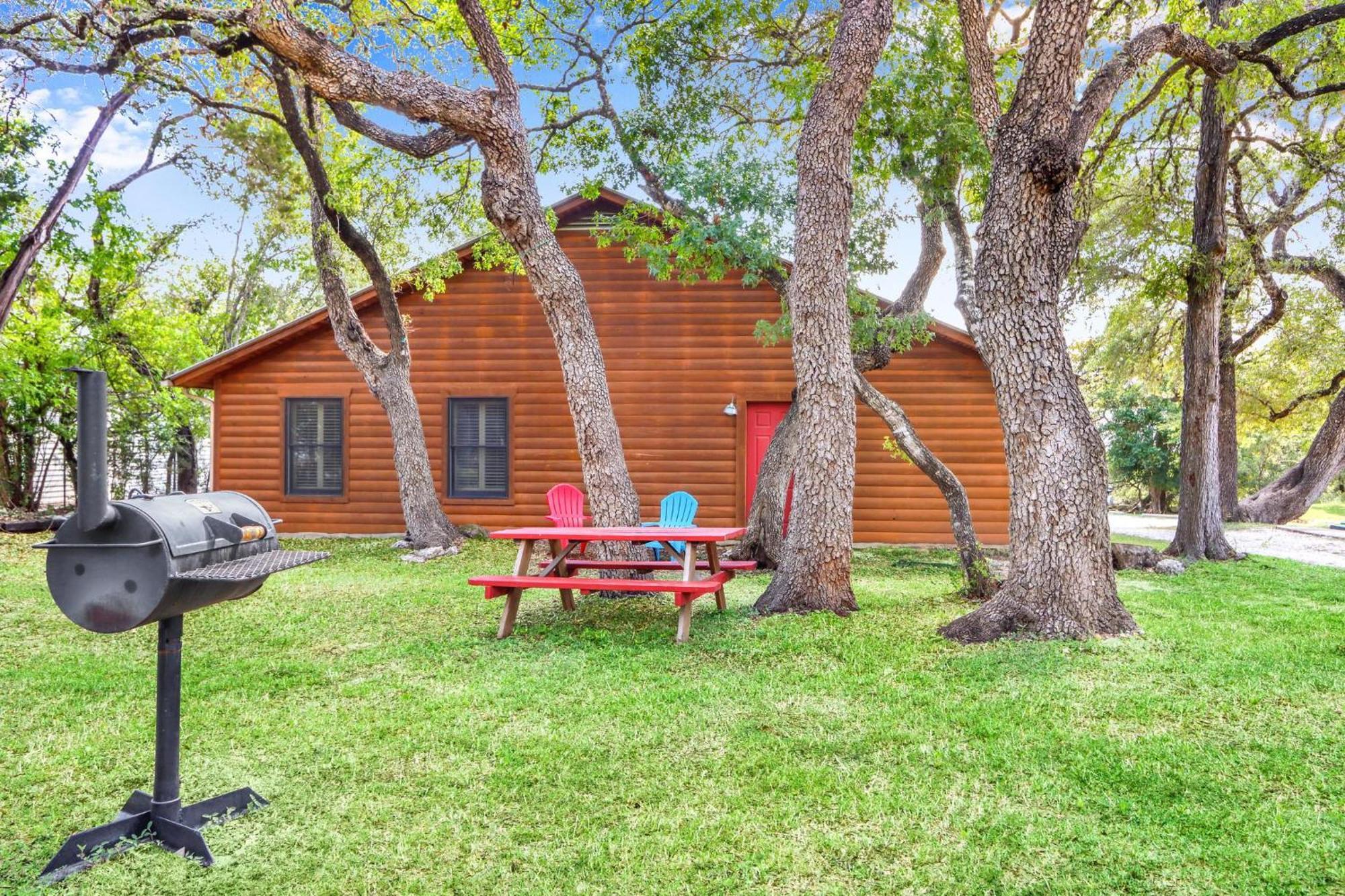 Wimberley Log Cabins Resort And Suites- The Oak Lodge Екстер'єр фото