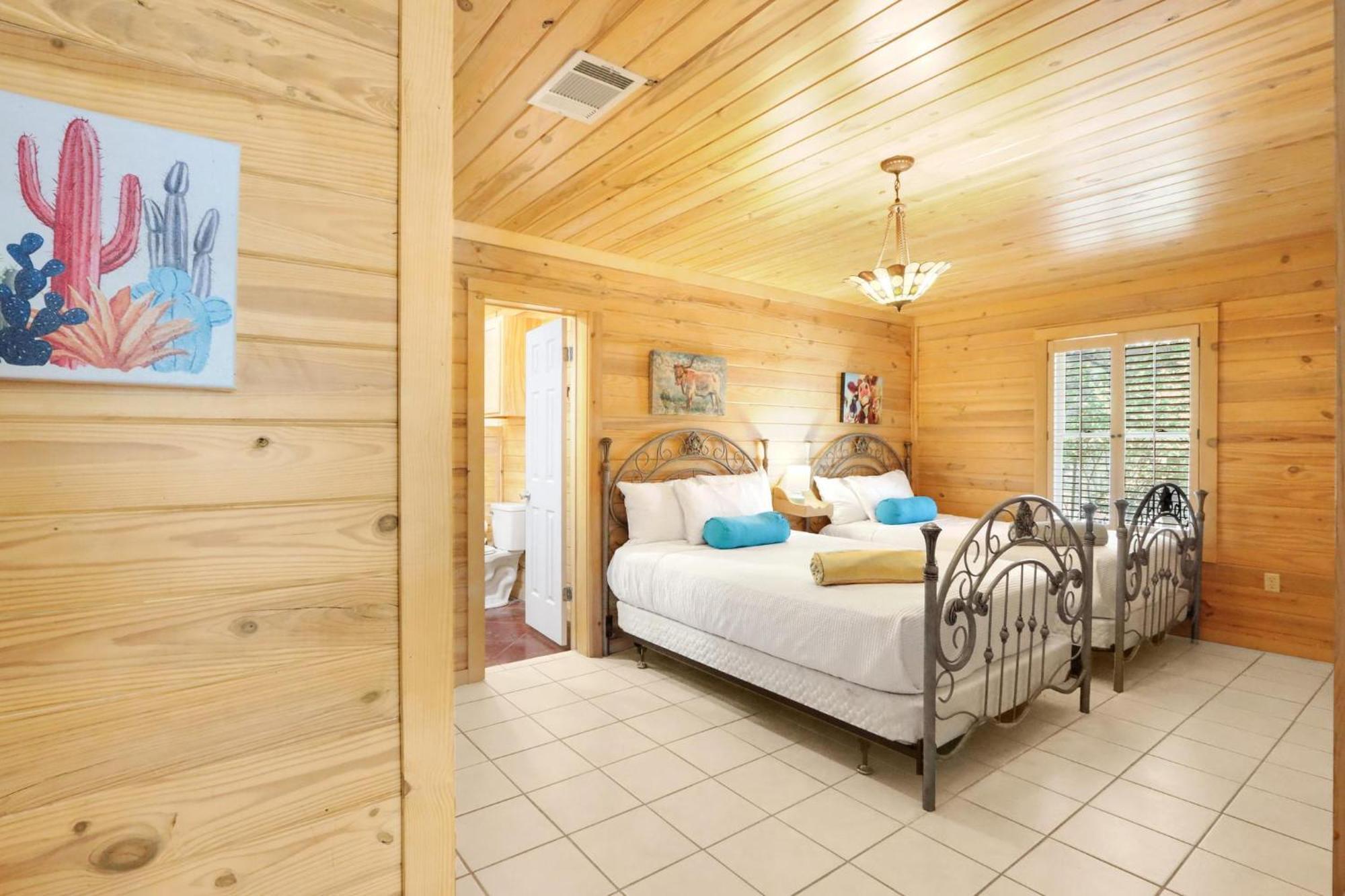 Wimberley Log Cabins Resort And Suites- The Oak Lodge Екстер'єр фото