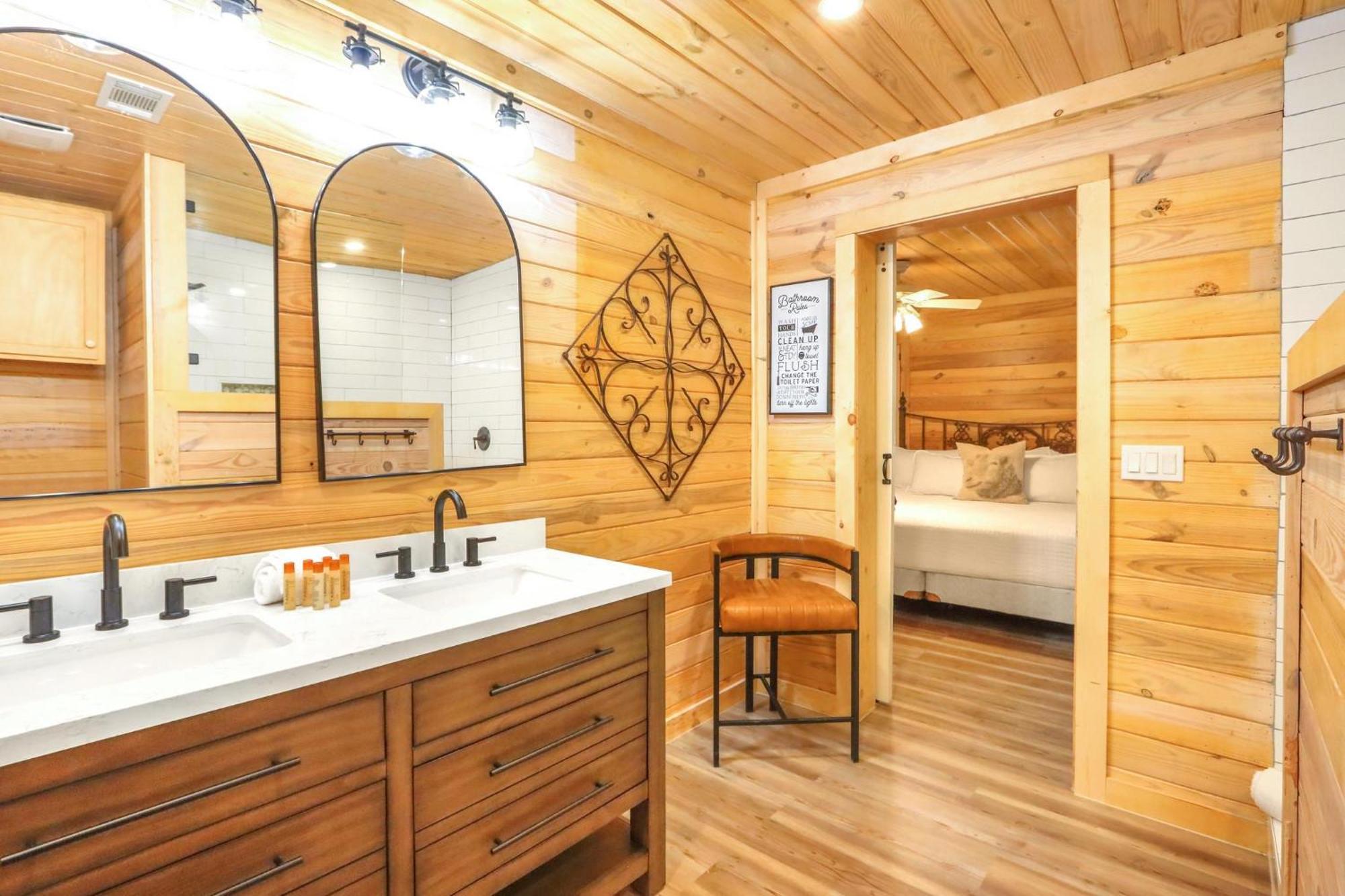 Wimberley Log Cabins Resort And Suites- The Oak Lodge Екстер'єр фото