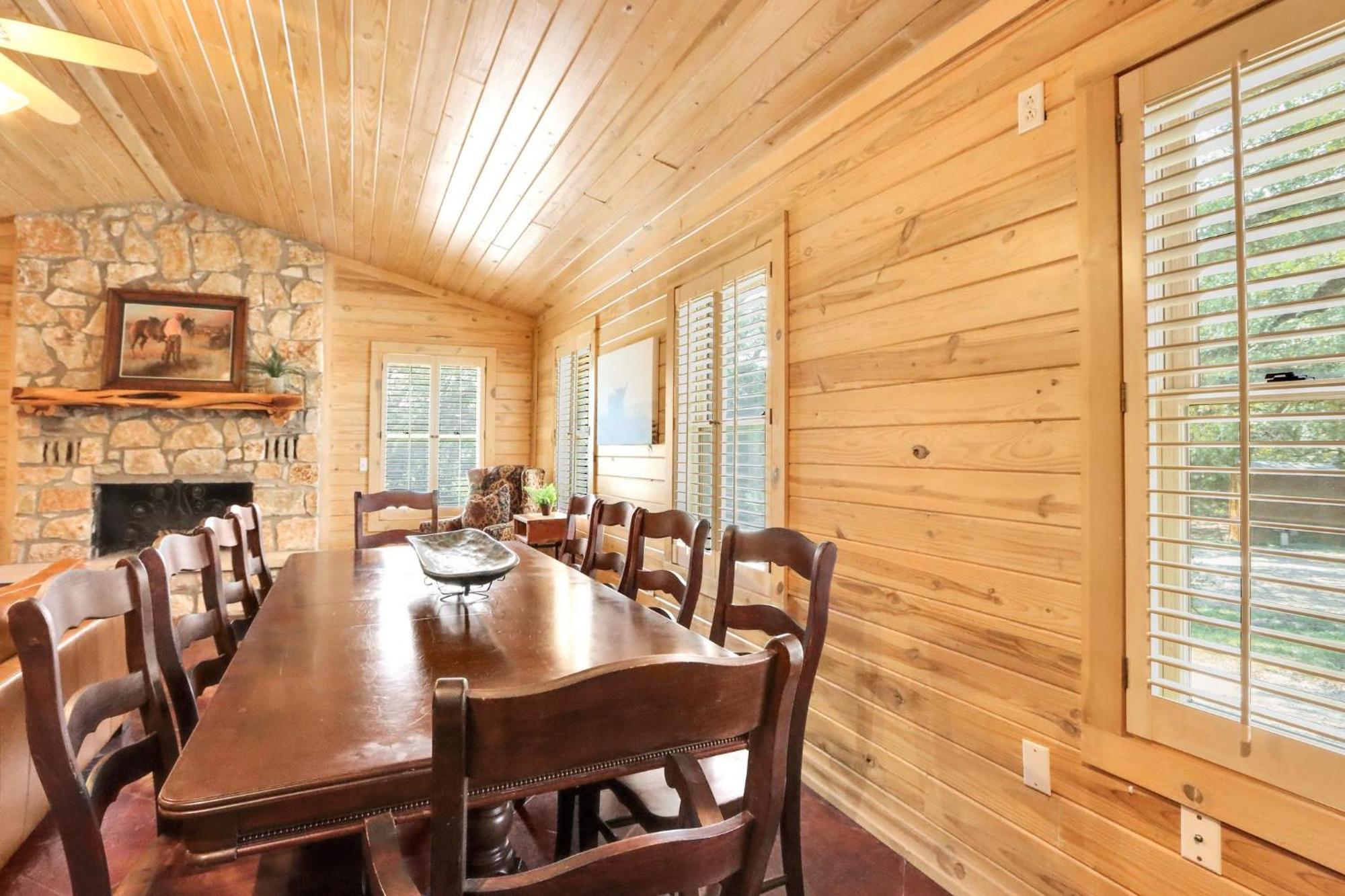 Wimberley Log Cabins Resort And Suites- The Oak Lodge Екстер'єр фото