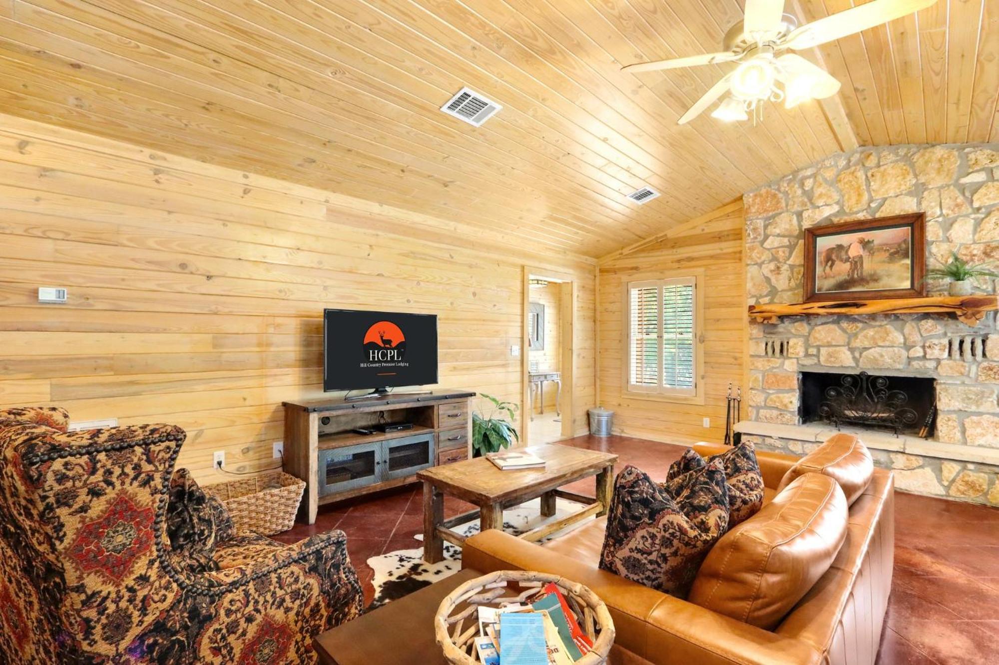 Wimberley Log Cabins Resort And Suites- The Oak Lodge Екстер'єр фото