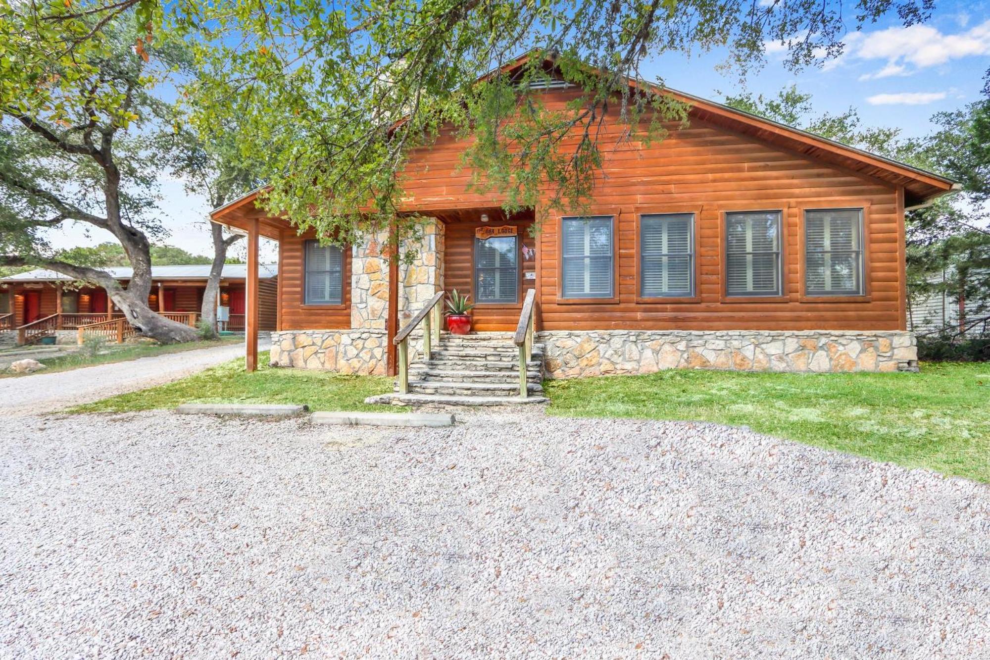 Wimberley Log Cabins Resort And Suites- The Oak Lodge Екстер'єр фото